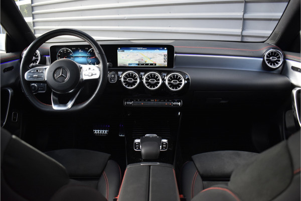 Mercedes-Benz CLA-Klasse 200 AMG Line | Panorama | Sfeerverlichting |  Widescreen Cockpit | Stoelverwarming |