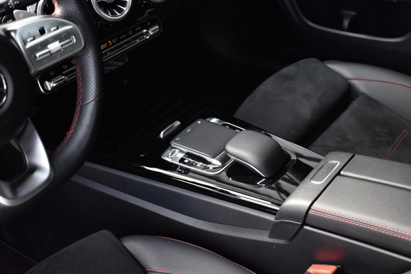 Mercedes-Benz CLA-Klasse 200 AMG Line | Panorama | Sfeerverlichting |  Widescreen Cockpit | Stoelverwarming |