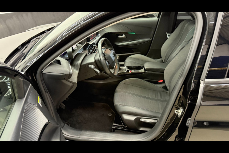 Peugeot 208 1.2 Allure panorama, 3D virtual display, Apple carplay cruise control