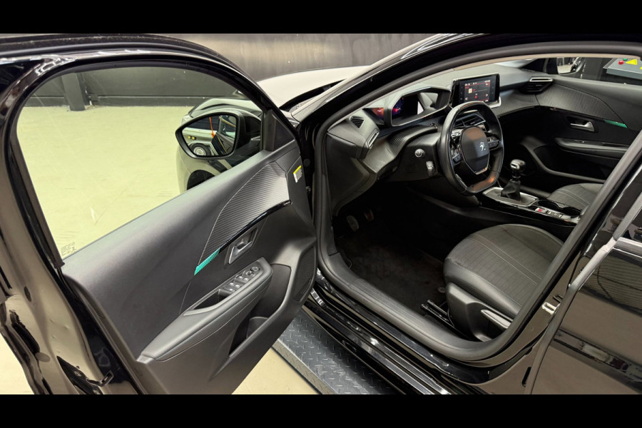 Peugeot 208 1.2 Allure panorama, 3D virtual display, Apple carplay cruise control