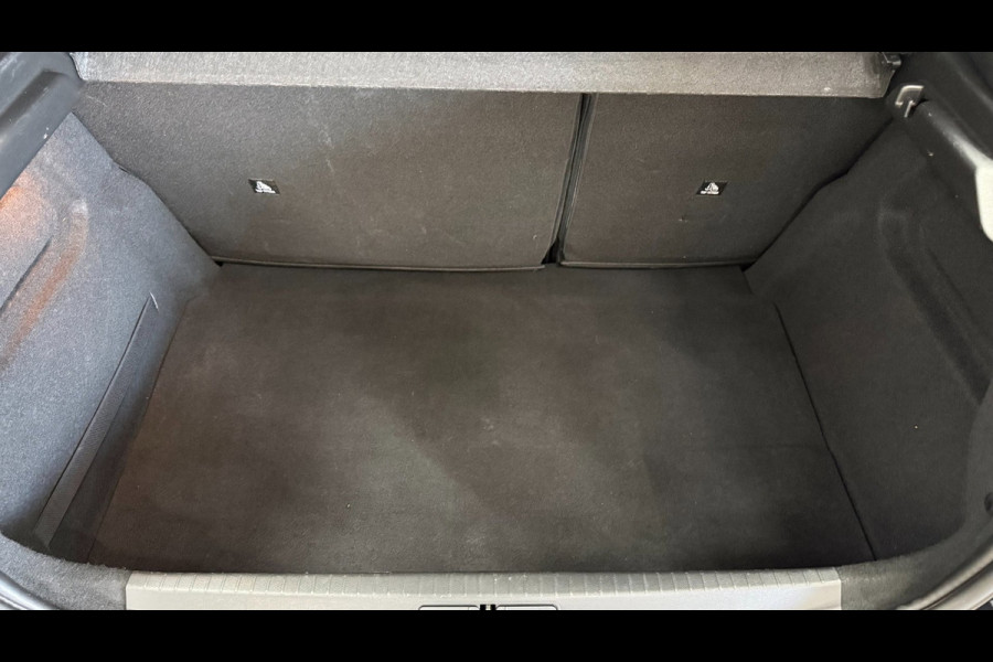 Peugeot 208 1.2 Allure panorama, 3D virtual display, Apple carplay cruise control