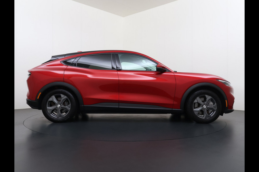 Ford Mustang Mach-E Extended RWD 98kWh SOH 94% Trekhaak Adap.Cruise B&O-Audio Leder 360°Camera Stoel+Stuurverwarming Navi Ecc Apple Carplay A Lmv 18" Privacy Glas Pdc Voorruitverwarming DAB Elek.Achterklep Keyless Dodehoekwaarschuwing 1e Eigenaar 750KG Trekgewicht Origineel Nederlandse Auto