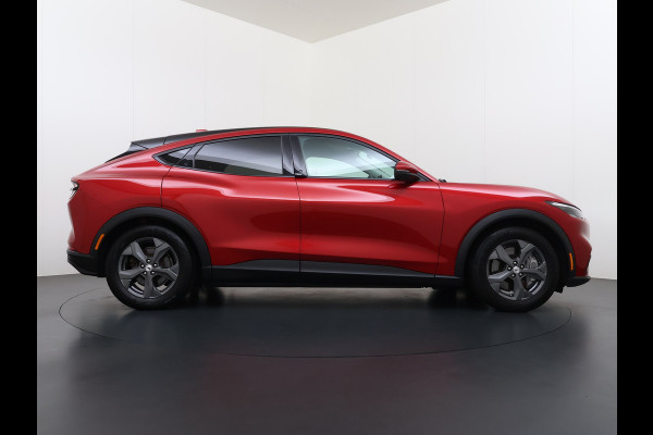 Ford Mustang Mach-E Extended RWD 98kWh SOH 94% Trekhaak Adap.Cruise B&O-Audio Leder 360°Camera Stoel+Stuurverwarming Navi Ecc Apple Carplay A Lmv 18" Privacy Glas Pdc Voorruitverwarming DAB Elek.Achterklep Keyless Dodehoekwaarschuwing 1e Eigenaar 750KG Trekgewicht Origineel Nederlandse Auto