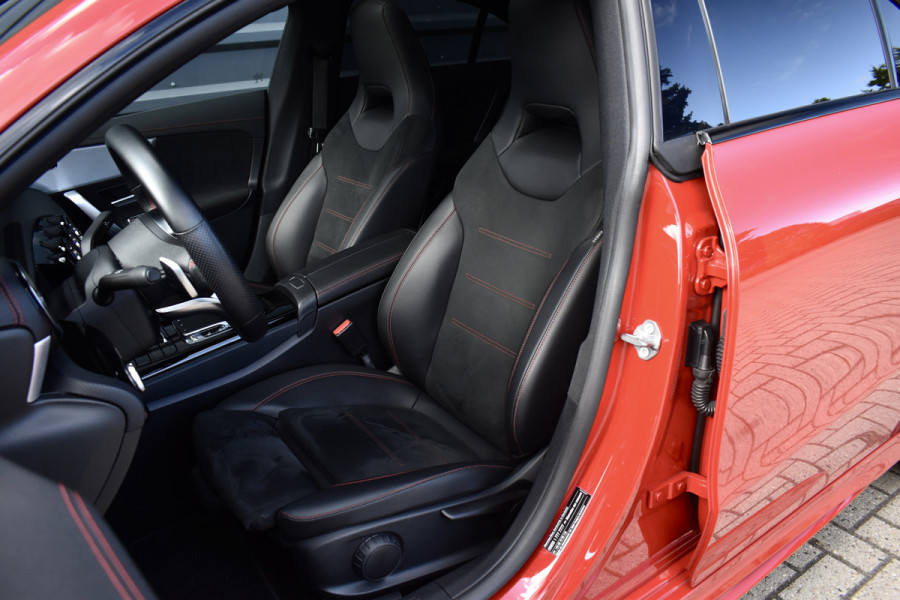Mercedes-Benz CLA-Klasse 200 AMG Line | Panorama | Sfeerverlichting |  Widescreen Cockpit | Stoelverwarming |