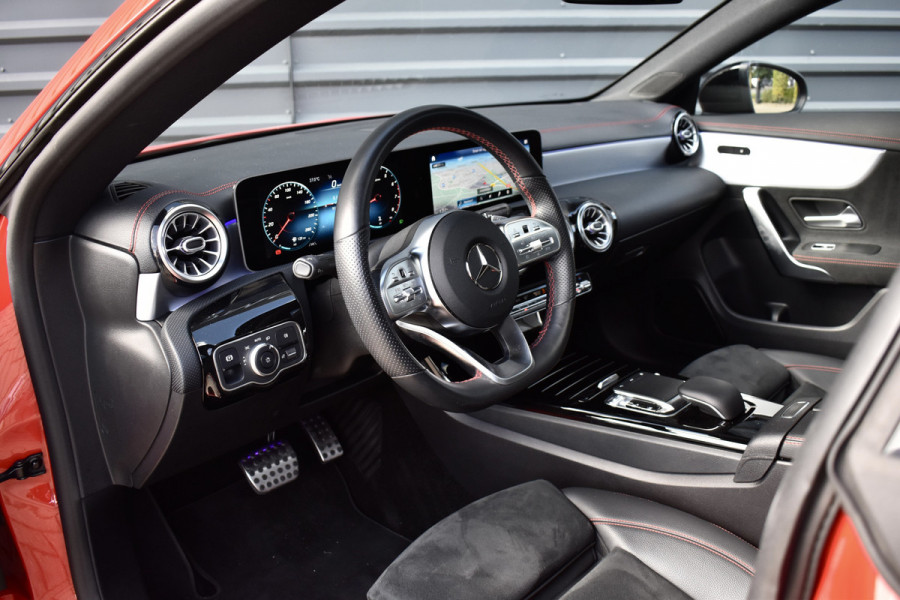 Mercedes-Benz CLA-Klasse 200 AMG Line | Panorama | Sfeerverlichting |  Widescreen Cockpit | Stoelverwarming |