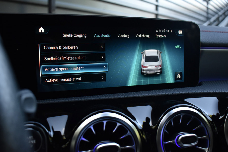 Mercedes-Benz CLA-Klasse 200 AMG Line | Panorama | Sfeerverlichting |  Widescreen Cockpit | Stoelverwarming |