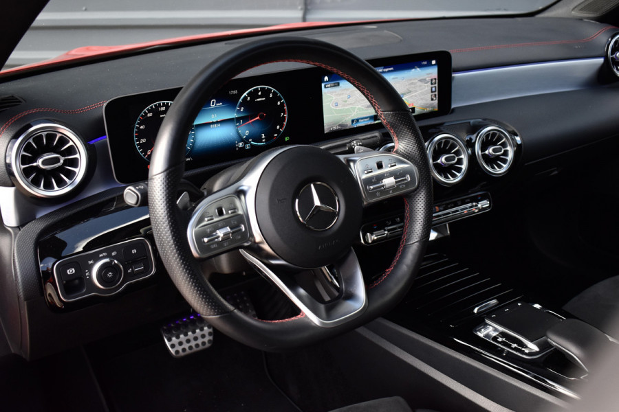 Mercedes-Benz CLA-Klasse 200 AMG Line | Panorama | Sfeerverlichting |  Widescreen Cockpit | Stoelverwarming |