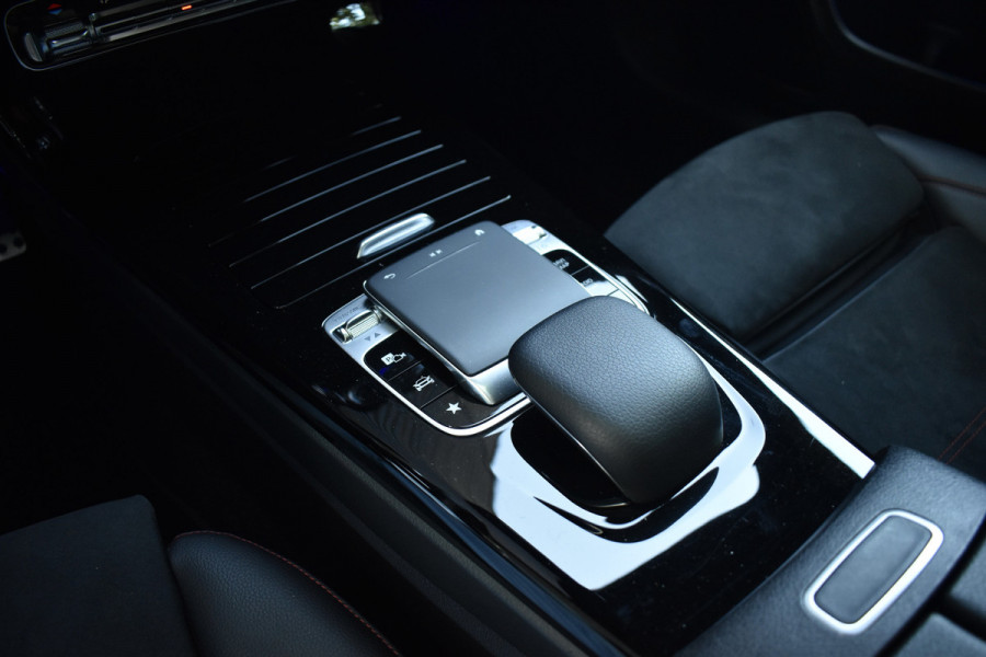 Mercedes-Benz CLA-Klasse 200 AMG Line | Panorama | Sfeerverlichting |  Widescreen Cockpit | Stoelverwarming |