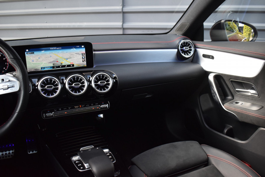 Mercedes-Benz CLA-Klasse 200 AMG Line | Panorama | Sfeerverlichting |  Widescreen Cockpit | Stoelverwarming |