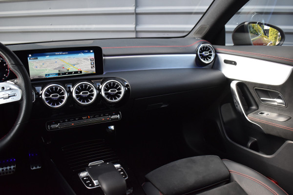 Mercedes-Benz CLA-Klasse 200 AMG Line | Panorama | Sfeerverlichting |  Widescreen Cockpit | Stoelverwarming |