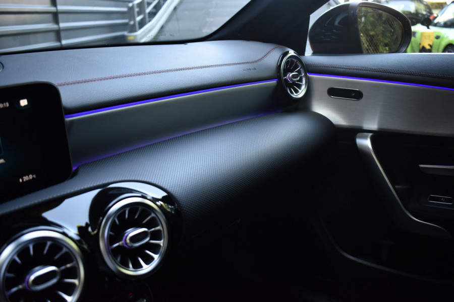 Mercedes-Benz CLA-Klasse 200 AMG Line | Panorama | Sfeerverlichting |  Widescreen Cockpit | Stoelverwarming |