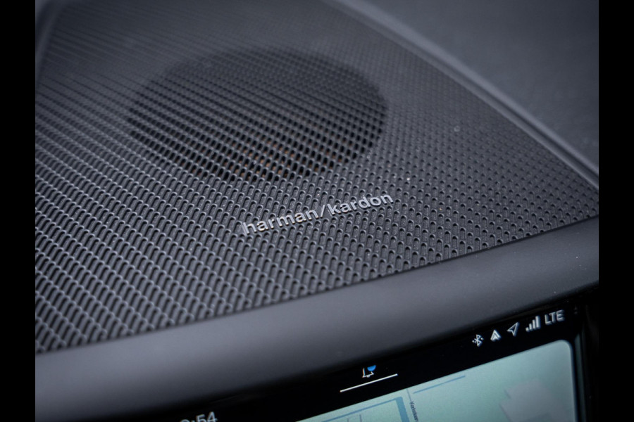 Volvo XC60 2.0 T6 Plug-in hybrid AWD Plus Dark - Long Range l Pano l Trekhaak l 360cam