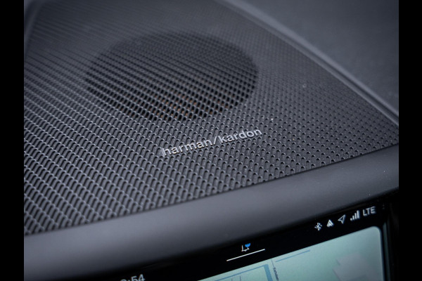 Volvo XC60 2.0 T6 Plug-in hybrid AWD Plus Dark - Long Range l Pano l Trekhaak l 360cam