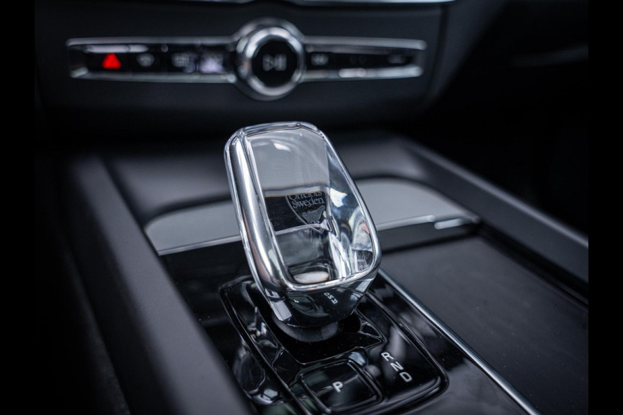 Volvo XC60 2.0 T6 Plug-in hybrid AWD Plus Dark - Long Range l Pano l Trekhaak l 360cam