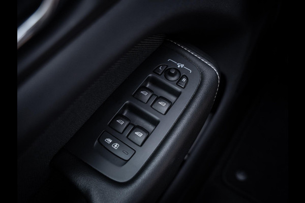Volvo XC60 2.0 T6 Plug-in hybrid AWD Plus Dark - Long Range l Pano l Trekhaak l 360cam