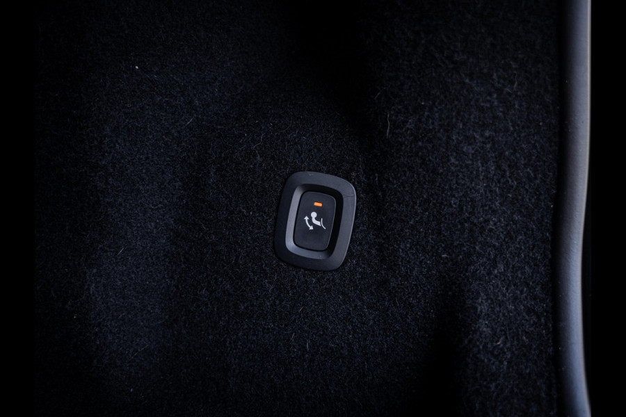 Volvo XC60 2.0 T6 Plug-in hybrid AWD Plus Dark - Long Range l Pano l Trekhaak l 360cam