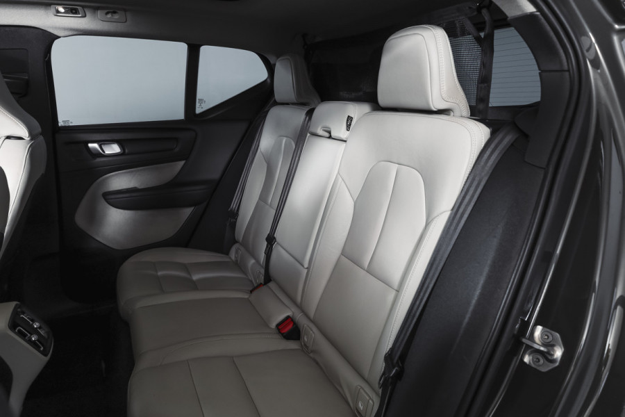 Volvo XC40 2.0 T4 190 PK Inscription Orig. NL | S/K-Panodak | Dig. Cockpit | Cruise | Winterpakket | Camera | NAV+App. Connect | ECC | Elek. Klep | Trekhaak | LM 19" |