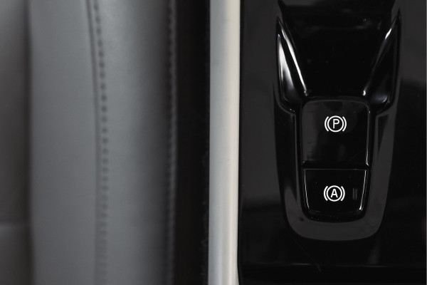 Volvo XC40 2.0 T4 190 PK Inscription Orig. NL | S/K-Panodak | Dig. Cockpit | Cruise | Winterpakket | Camera | NAV+App. Connect | ECC | Elek. Klep | Trekhaak | LM 19" |