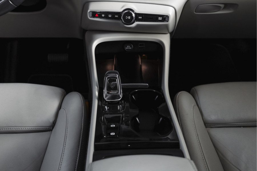 Volvo XC40 2.0 T4 190 PK Inscription Orig. NL | S/K-Panodak | Dig. Cockpit | Cruise | Winterpakket | Camera | NAV+App. Connect | ECC | Elek. Klep | Trekhaak | LM 19" |