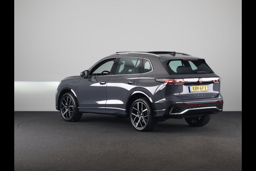 Volkswagen Tiguan 1.5 eHybrid R-Line Edition 272 pk Automaat (DSG) | Navigatie via App | Panoramadak | Trekhaak (wegklapbaar) | Parkeersensoren (Park assist) | Achteruitrijcamera | Keyless | R-Line |