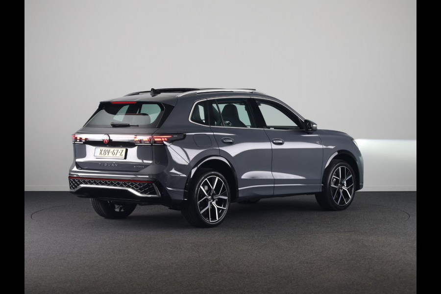 Volkswagen Tiguan 1.5 eHybrid R-Line Edition 272 pk Automaat (DSG) | Navigatie via App | Panoramadak | Trekhaak (wegklapbaar) | Parkeersensoren (Park assist) | Achteruitrijcamera | Keyless | R-Line |