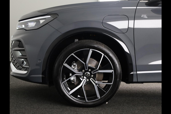 Volkswagen Tiguan 1.5 eHybrid R-Line Edition 272 pk Automaat (DSG) | Navigatie via App | Panoramadak | Trekhaak (wegklapbaar) | Parkeersensoren (Park assist) | Achteruitrijcamera | Keyless | R-Line |
