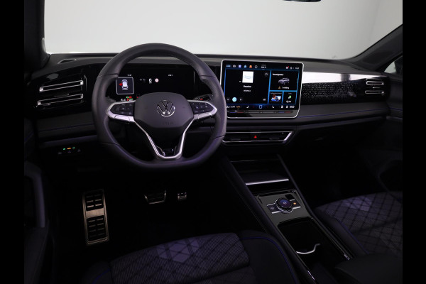Volkswagen Tiguan 1.5 eHybrid R-Line Edition 272 pk Automaat (DSG) | Navigatie via App | Panoramadak | Trekhaak (wegklapbaar) | Parkeersensoren (Park assist) | Achteruitrijcamera | Keyless | R-Line |