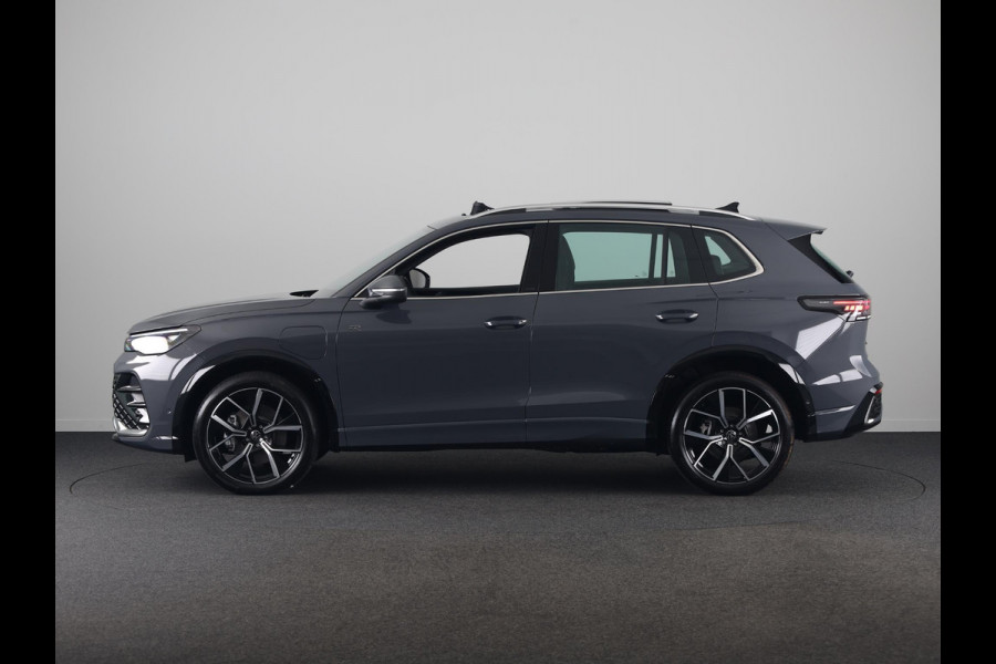 Volkswagen Tiguan 1.5 eHybrid R-Line Edition 272 pk Automaat (DSG) | Navigatie via App | Panoramadak | Trekhaak (wegklapbaar) | Parkeersensoren (Park assist) | Achteruitrijcamera | Keyless | R-Line |