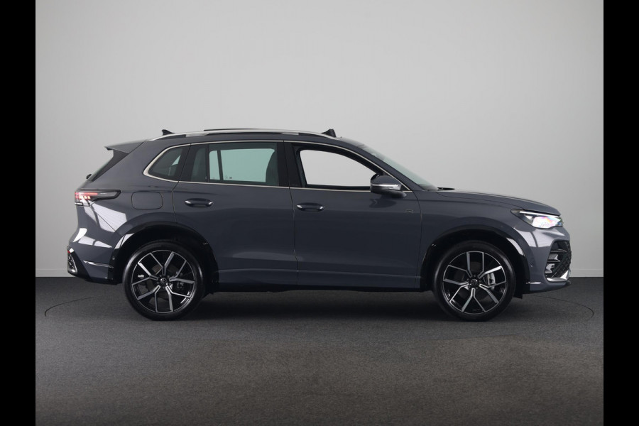 Volkswagen Tiguan 1.5 eHybrid R-Line Edition 272 pk Automaat (DSG) | Navigatie via App | Panoramadak | Trekhaak (wegklapbaar) | Parkeersensoren (Park assist) | Achteruitrijcamera | Keyless | R-Line |