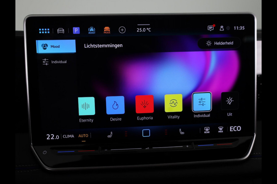 Volkswagen Tiguan 1.5 eHybrid R-Line Edition 272 pk Automaat (DSG) | Navigatie via App | Panoramadak | Trekhaak (wegklapbaar) | Parkeersensoren (Park assist) | Achteruitrijcamera | Keyless | R-Line |