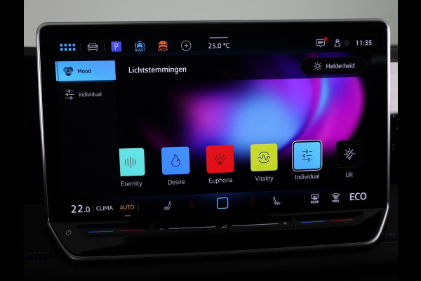 Volkswagen Tiguan 1.5 eHybrid R-Line Edition 272 pk Automaat (DSG) | Navigatie via App | Panoramadak | Trekhaak (wegklapbaar) | Parkeersensoren (Park assist) | Achteruitrijcamera | Keyless | R-Line |