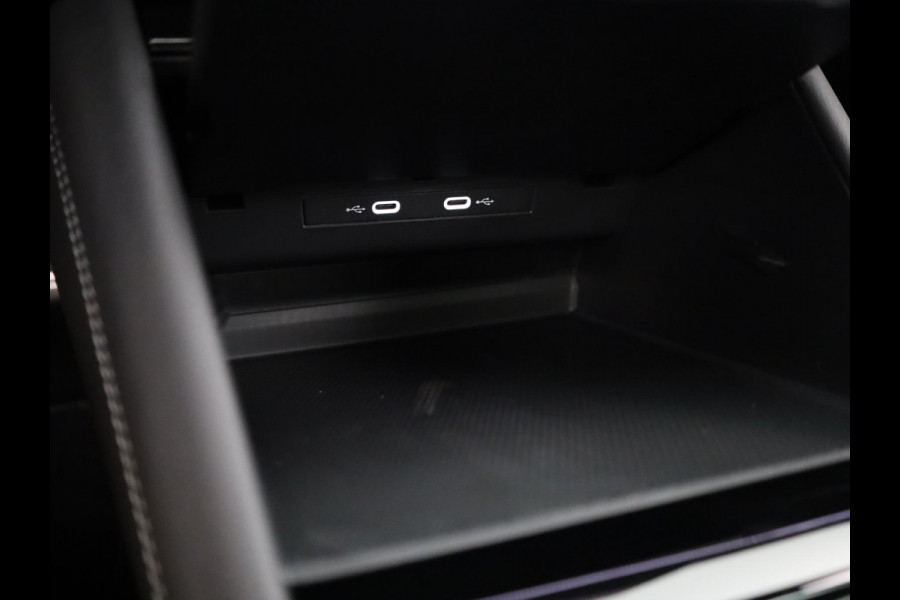 Volkswagen Tiguan 1.5 eHybrid R-Line Edition 272 pk Automaat (DSG) | Navigatie via App | Panoramadak | Trekhaak (wegklapbaar) | Parkeersensoren (Park assist) | Achteruitrijcamera | Keyless | R-Line |