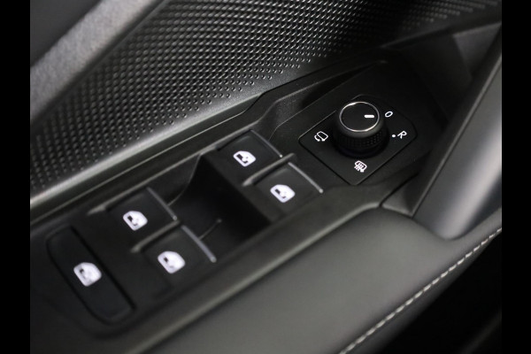 Volkswagen Tiguan 1.5 eHybrid R-Line Edition 272 pk Automaat (DSG) | Navigatie via App | Panoramadak | Trekhaak (wegklapbaar) | Parkeersensoren (Park assist) | Achteruitrijcamera | Keyless | R-Line |