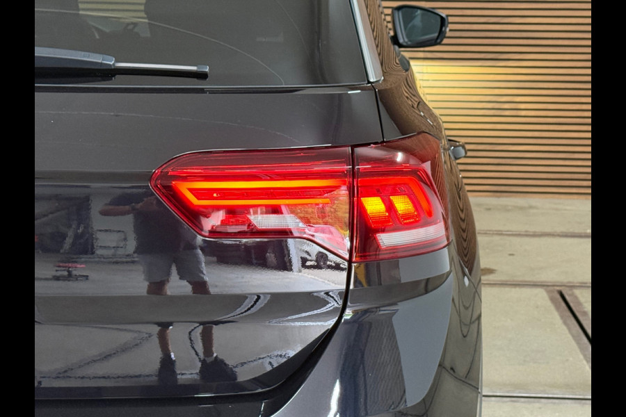 Volkswagen T-Roc 1.5 TSI 3x R-Line Executive | VOL! | Pano | Virtual | LED | Ambient | Rijassist Plus | Winterpakket | ACC | DAB+