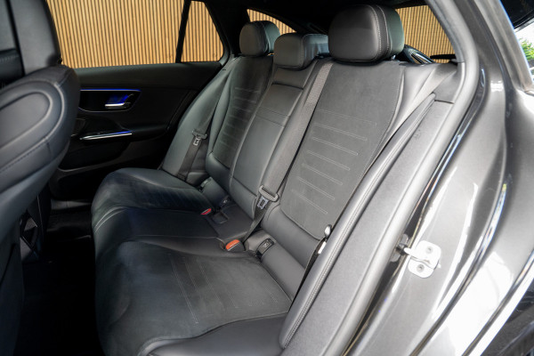 Mercedes-Benz C-Klasse Estate 180 AMG Line Leer Camera Navi LED Nightpack PTS Ambient Elekt. achterklep Elektr. trekhaak LM velgen BTW auto!