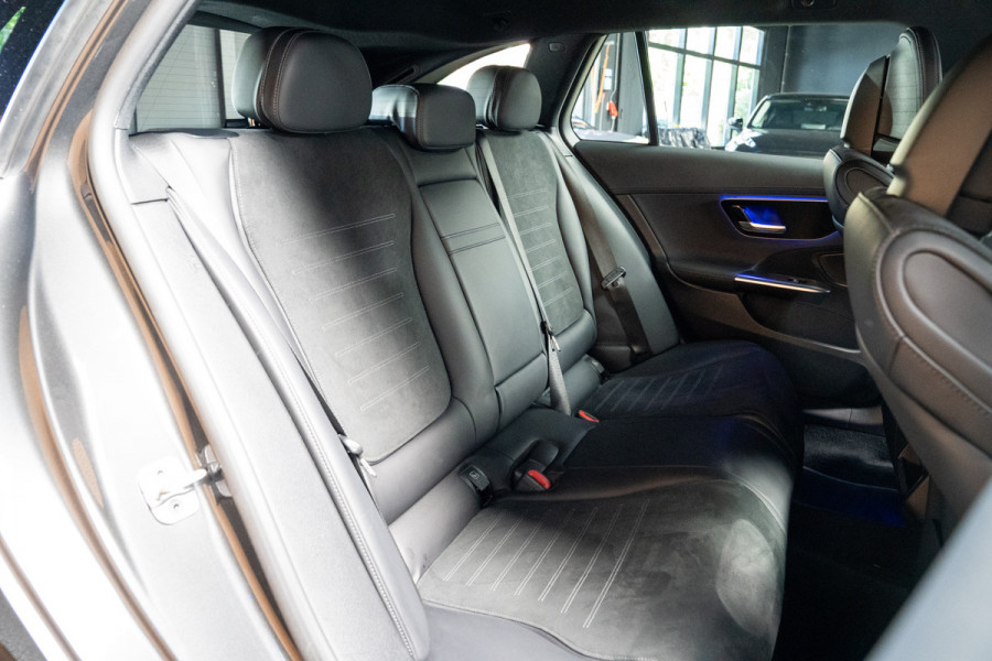 Mercedes-Benz C-Klasse Estate 180 AMG Line Leer Camera Navi LED Nightpack PTS Ambient Elekt. achterklep Elektr. trekhaak LM velgen BTW auto!