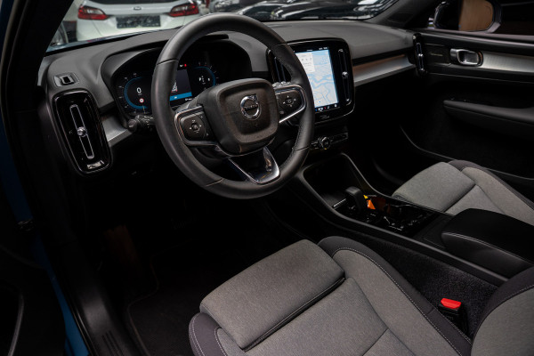 Volvo XC40 1.5 T3 R-Design Navi ACC 360° Elektr. trekhaak Standkachel Park Assist Pilot Zwarte binnenhemel Elektr. bedienbare achterklep Sfeerverlichting Stuurverwarming Stoelverwarming PDC LM velgen BTW auto!