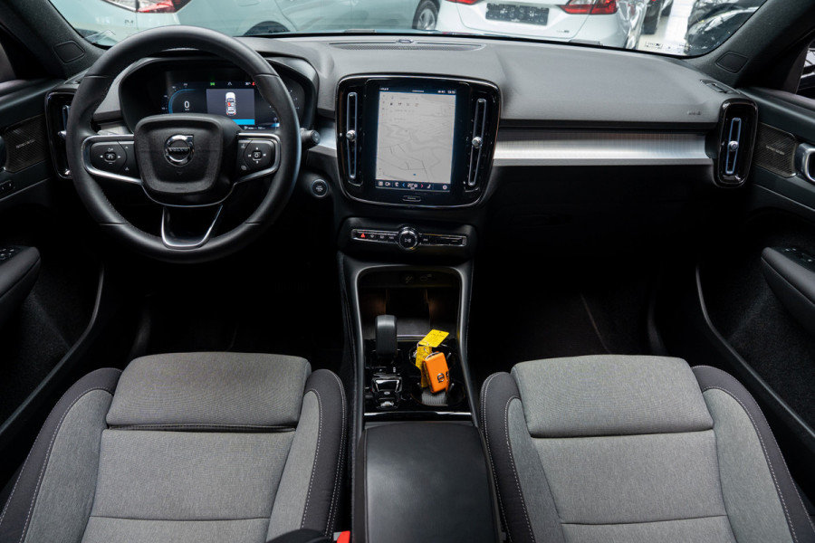 Volvo XC40 1.5 T3 R-Design Navi ACC 360° Elektr. trekhaak Standkachel Park Assist Pilot Zwarte binnenhemel Elektr. bedienbare achterklep Sfeerverlichting Stuurverwarming Stoelverwarming PDC LM velgen BTW auto!