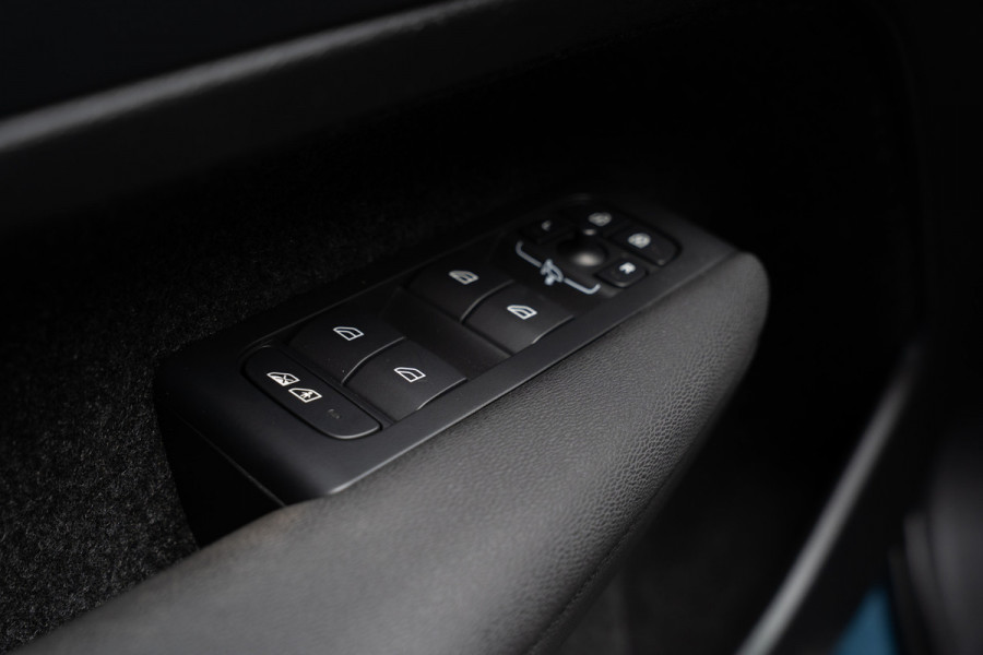 Volvo XC40 1.5 T3 R-Design Navi ACC 360° Elektr. trekhaak Standkachel Park Assist Pilot Zwarte binnenhemel Elektr. bedienbare achterklep Sfeerverlichting Stuurverwarming Stoelverwarming PDC LM velgen BTW auto!