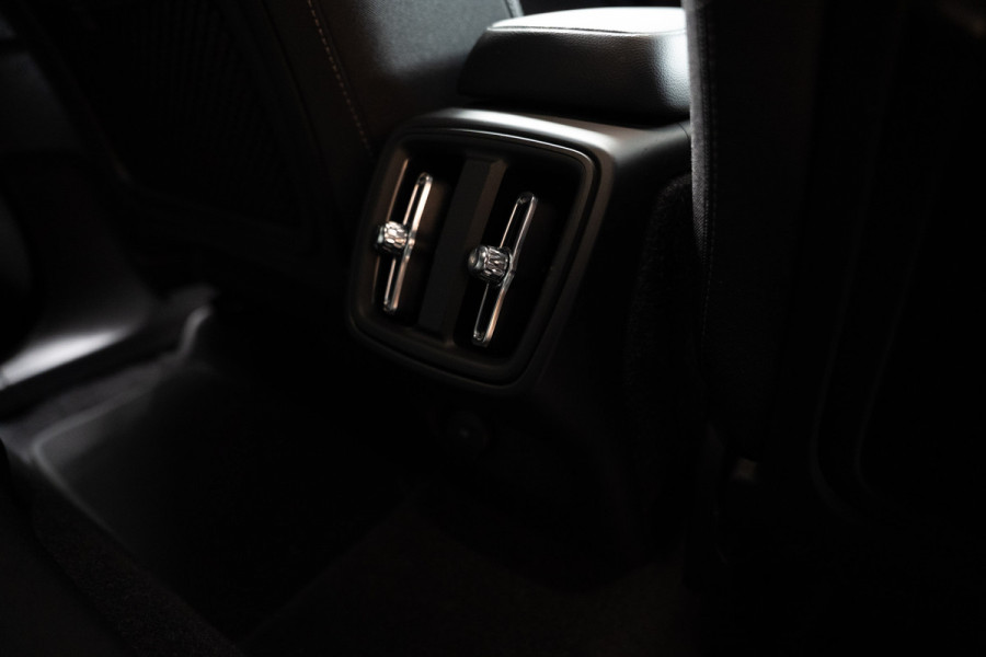 Volvo XC40 1.5 T3 R-Design Navi ACC 360° Elektr. trekhaak Standkachel Park Assist Pilot Zwarte binnenhemel Elektr. bedienbare achterklep Sfeerverlichting Stuurverwarming Stoelverwarming PDC LM velgen BTW auto!