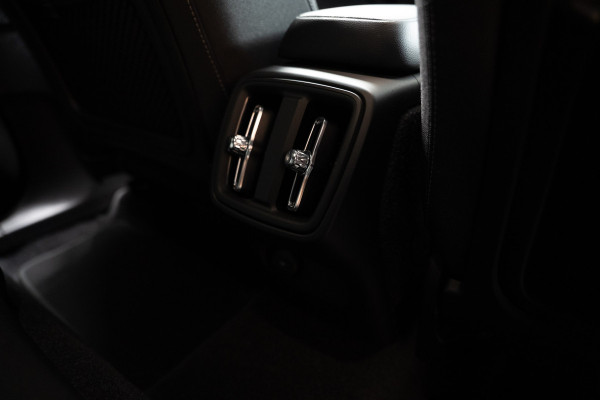Volvo XC40 1.5 T3 R-Design Navi ACC 360° Elektr. trekhaak Standkachel Park Assist Pilot Zwarte binnenhemel Elektr. bedienbare achterklep Sfeerverlichting Stuurverwarming Stoelverwarming PDC LM velgen BTW auto!