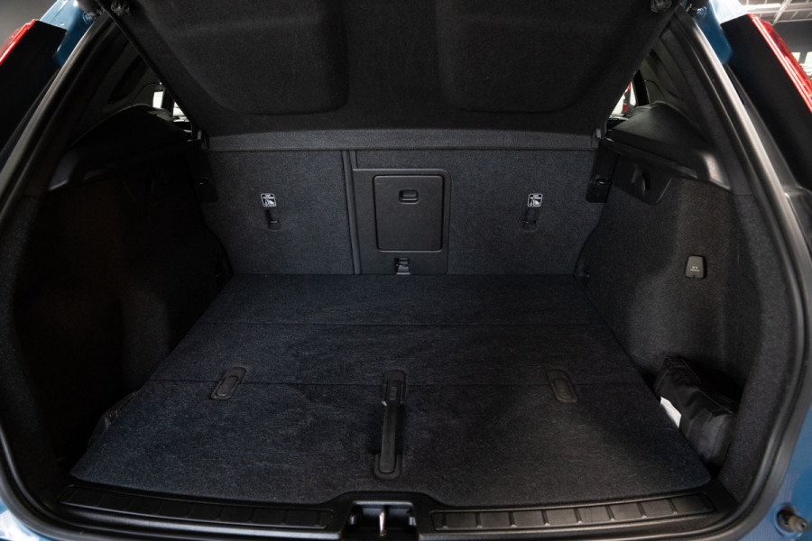 Volvo XC40 1.5 T3 R-Design Navi ACC 360° Elektr. trekhaak Standkachel Park Assist Pilot Zwarte binnenhemel Elektr. bedienbare achterklep Sfeerverlichting Stuurverwarming Stoelverwarming PDC LM velgen BTW auto!