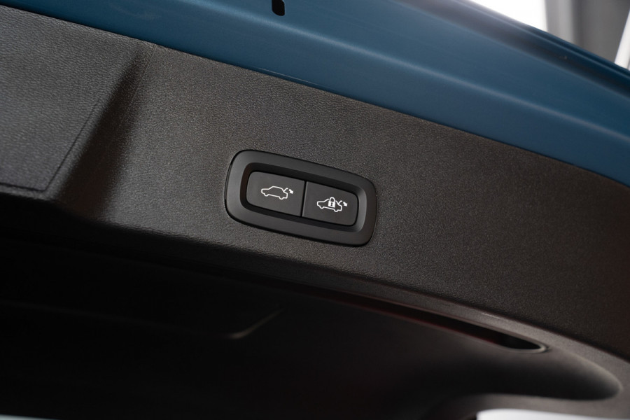 Volvo XC40 1.5 T3 R-Design Navi ACC 360° Elektr. trekhaak Standkachel Park Assist Pilot Zwarte binnenhemel Elektr. bedienbare achterklep Sfeerverlichting Stuurverwarming Stoelverwarming PDC LM velgen BTW auto!