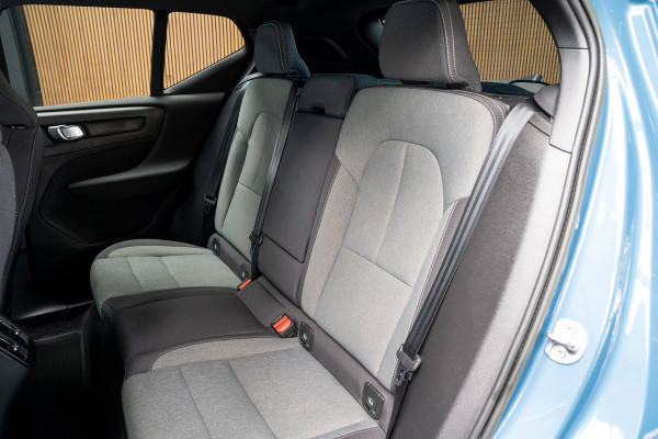 Volvo XC40 1.5 T3 R-Design Navi ACC 360° Elektr. trekhaak Standkachel Park Assist Pilot Zwarte binnenhemel Elektr. bedienbare achterklep Sfeerverlichting Stuurverwarming Stoelverwarming PDC LM velgen BTW auto!