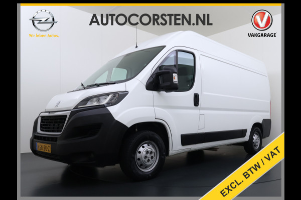 Peugeot Boxer 330 2.2HDi 141PK L2H2 3-Persoons Euro 6 Trekhaak Camera Airco Navi Cruise Control Pdc Betonplex Vloer Wandbetimmering Schuifdeur 1e Eigenaar 2.500KG Trekgewicht