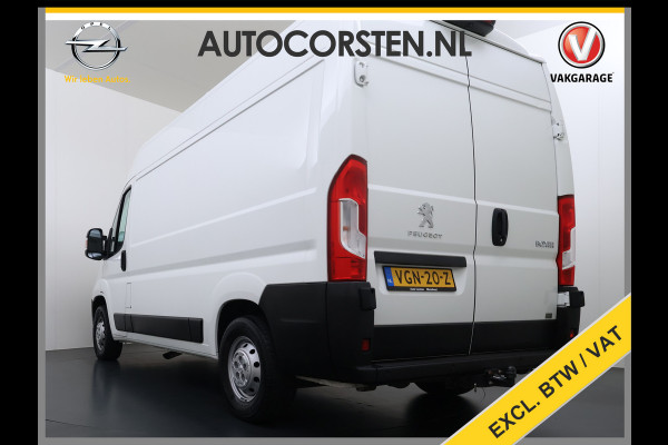 Peugeot Boxer 330 2.2HDi 141PK L2H2 3-Persoons Euro 6 Trekhaak Camera Airco Navi Cruise Control Pdc Betonplex Vloer Wandbetimmering Schuifdeur 1e Eigenaar 2.500KG Trekgewicht