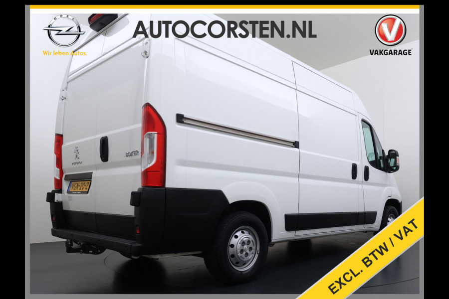 Peugeot Boxer 330 2.2HDi 141PK L2H2 3-Persoons Euro 6 Trekhaak Camera Airco Navi Cruise Control Pdc Betonplex Vloer Wandbetimmering Schuifdeur 1e Eigenaar 2.500KG Trekgewicht