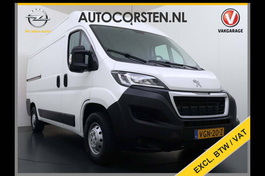 Peugeot Boxer 330 2.2HDi 141PK L2H2 3-Persoons Euro 6 Trekhaak Camera Airco Navi Cruise Control Pdc Betonplex Vloer Wandbetimmering Schuifdeur 1e Eigenaar 2.500KG Trekgewicht