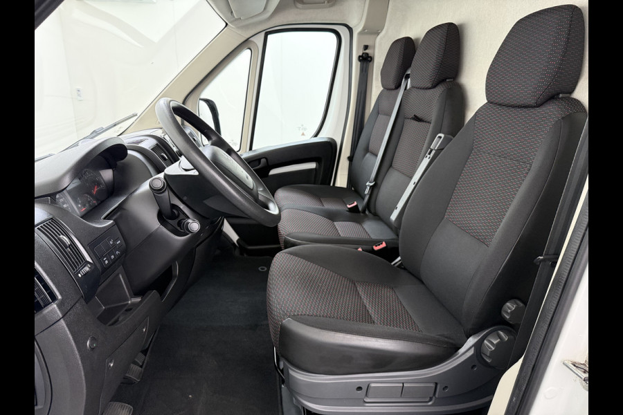 Peugeot Boxer 330 2.2HDi 141PK L2H2 3-Persoons Euro 6 Trekhaak Camera Airco Navi Cruise Control Pdc Betonplex Vloer Wandbetimmering Schuifdeur 1e Eigenaar 2.500KG Trekgewicht