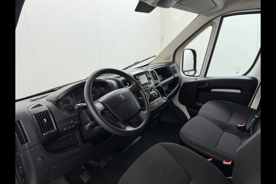 Peugeot Boxer 330 2.2HDi 141PK L2H2 3-Persoons Euro 6 Trekhaak Camera Airco Navi Cruise Control Pdc Betonplex Vloer Wandbetimmering Schuifdeur 1e Eigenaar 2.500KG Trekgewicht